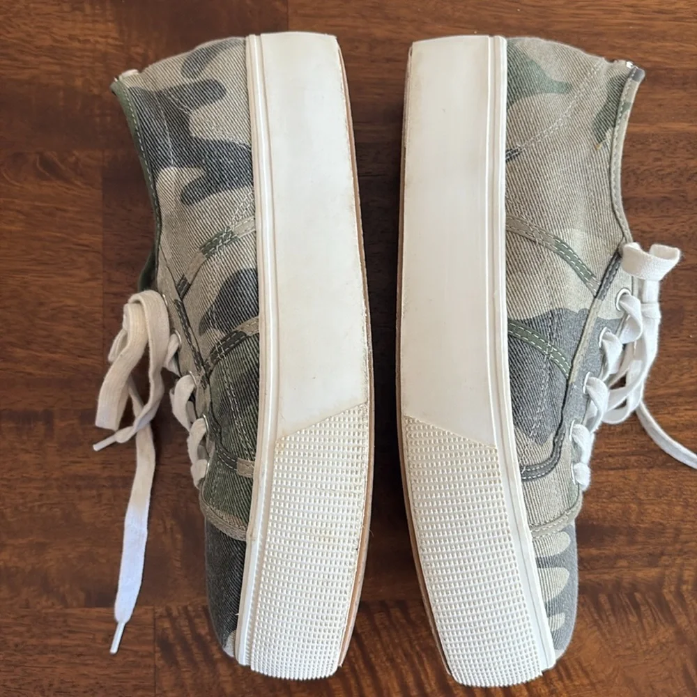Steve Madden Emmi Camo Print Platform Sneakers - Picture 6 of 9